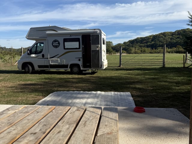 Maggie – Luxe camper met 4 slaapplaatsen en zonnepanelen, bestuurbaar met een normaal rijbewijs. 