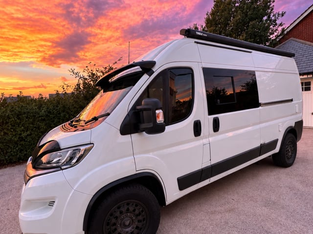 OFIE – Vi presentiamo OFIE, il nostro camper a 4 posti letto, pronto per la vostra avventura. 
