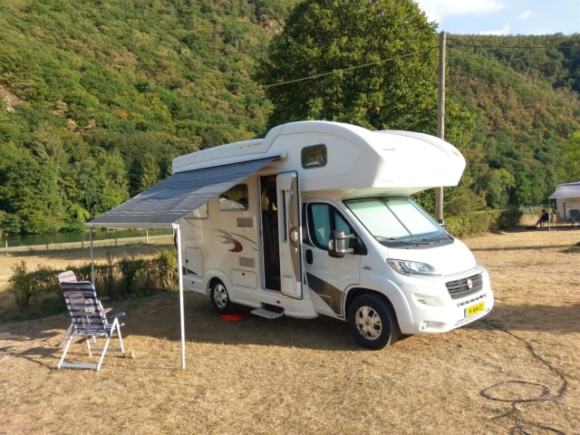 Camping-car en alcôve 2 personnes aventureux et confortable