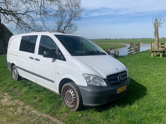 2p Mercedes-Benz campervan uit 2011