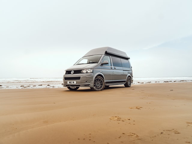 Grey – 4-persoons Volkswagen camper Gloednieuwe ombouw