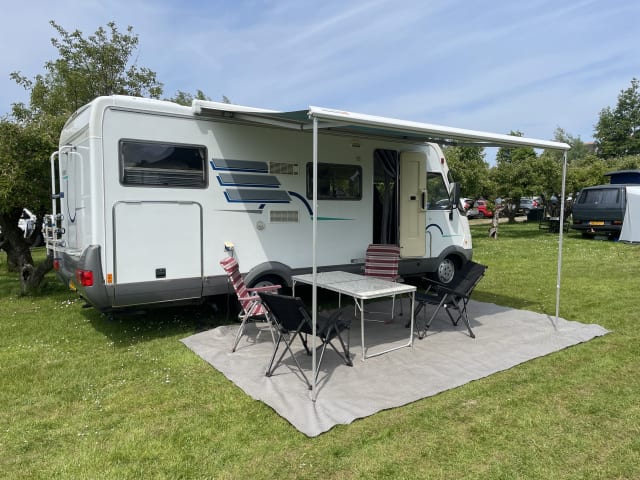 Wonderful 6 person Hymer B644 integral camper XXL garage