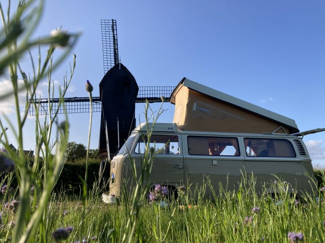 HIPPIECAMP – Retro Volkswagen camper met 4 slaapplaatsen