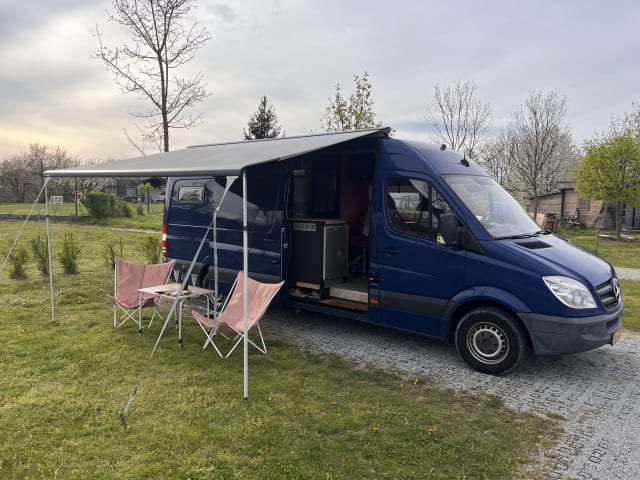 Ome toon  – luxury self-build self-sufficient Mercedes sprinter