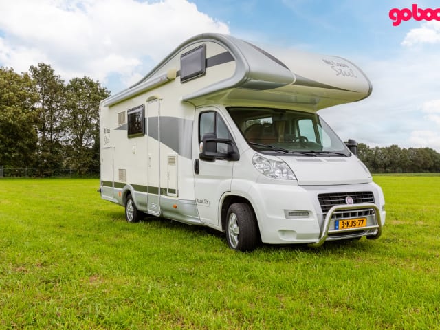 Suus – Suus de 4 persoons McLouis alkoof camper van 2010