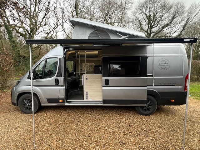 2023 Makelloser Familien-Campervan mit sehr geringer Laufleistung