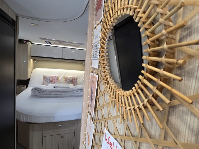 Fijne compact camper | Adria | 2p – En vacances avec notre camping-car moderne de 2022.