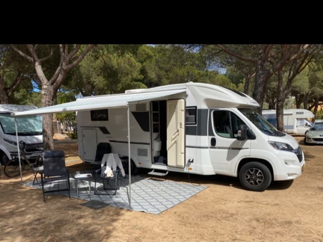 . – Luxe complete Adria semi integraal camper 