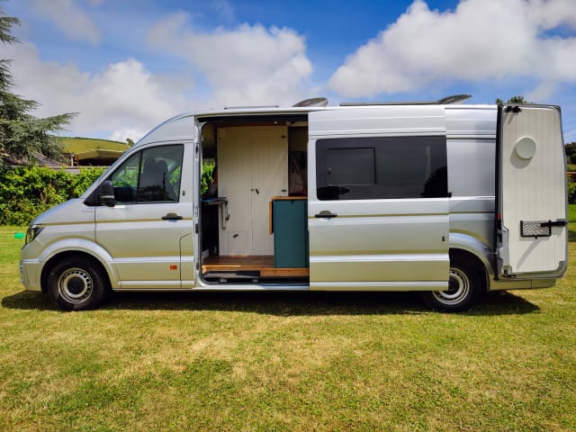 Klaus – VW Crafter 2018, sperimenta il lusso Stealth su ruote. Pronto per l'avventura,