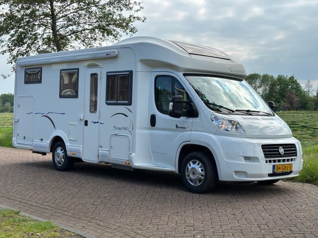 Camper Benimar moderno con ampio garage (per biciclette).