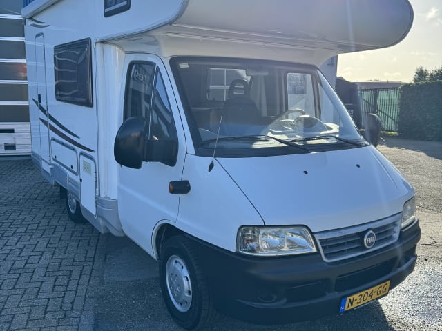 Sharky – 4p Ford Westfalia bus 