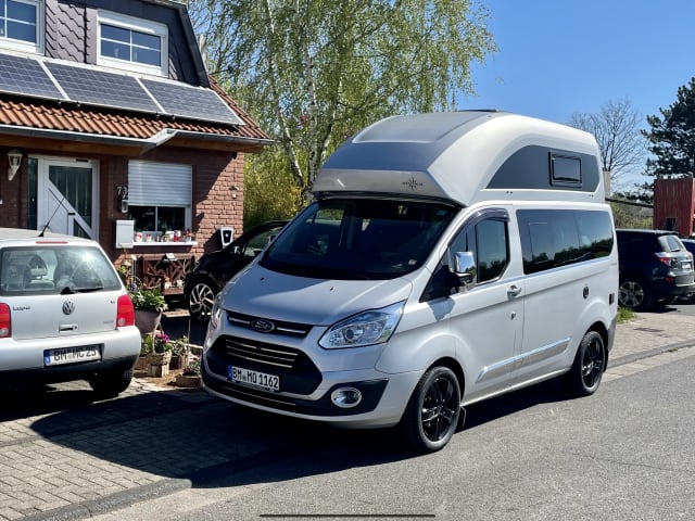 Camper Charly – Kampeerbus met hoog dak voor kampeerders en reisliefhebbers