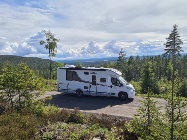 Profitez du confort et de la liberté avec ce nouveau camping-car semi-intégré