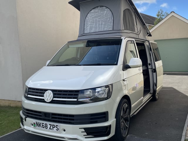 Freddie – 4 berth Volkswagen campervan from 2018 (Air con & Diesel heater)