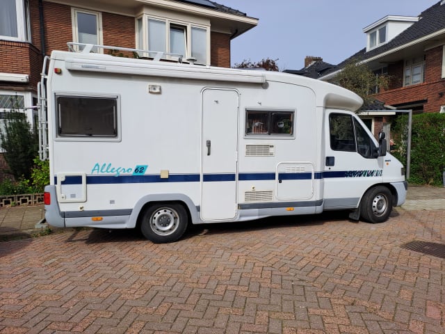 4p Chausson semi-integrated uit 1999