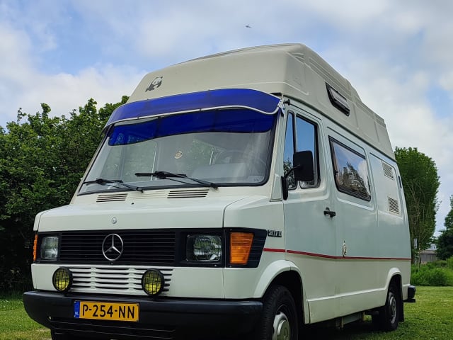 Nomad – Old-timer Mercedes bus