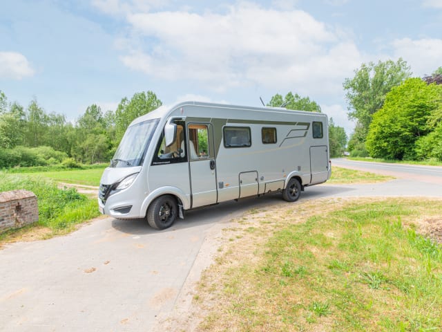 Go on an adventure with this luxurious Mercedes-Benz mobile home from 2022!