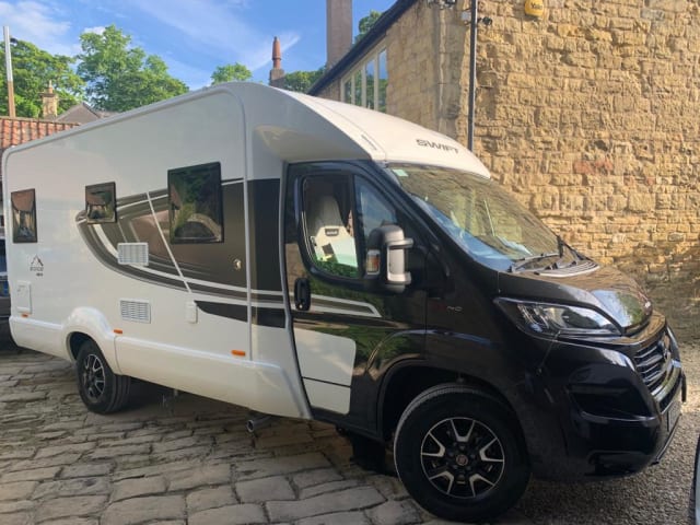 Elvis – 2021 Swift Edge - Camper 464 Black Edition con 4 posti letto