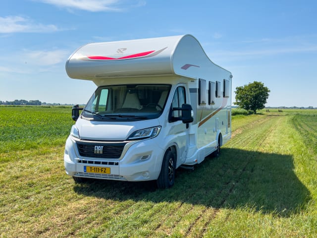 Super camper with 5 fixed beds! 2023