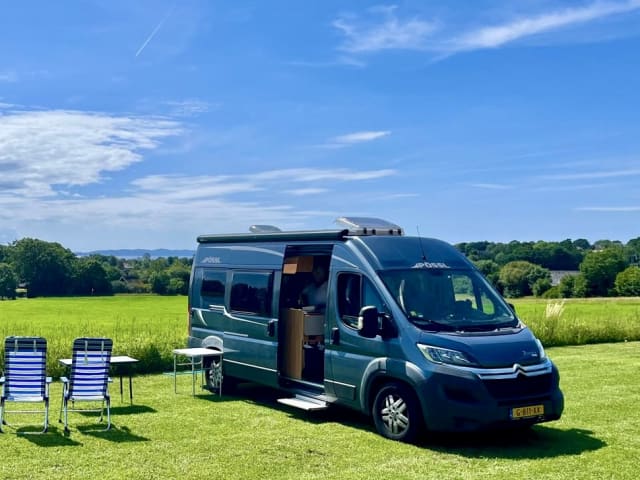 Schöner Campervan Pössl 2WIN PLUS mit praktischen und attraktiven Optionen