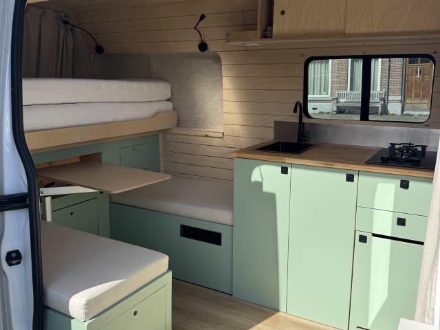 WoodenCabin on Wheels – 3p Renault campervan uit 2025 