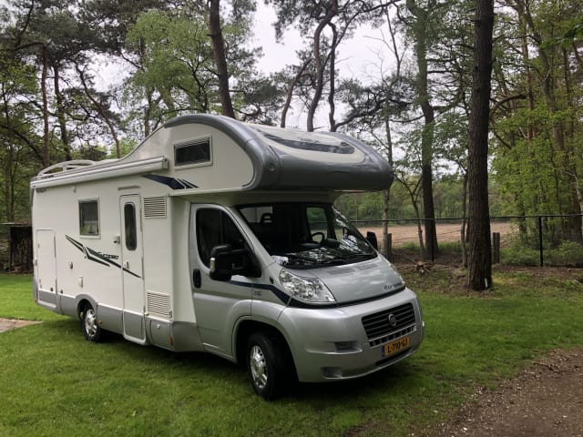 Young, luxury, 6p. camper 20 extra horsepower, large beds, air conditioning front and rear