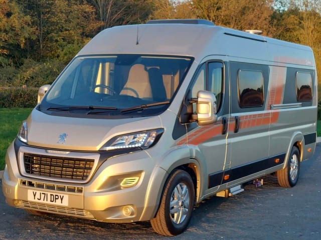 Amber – 2-persoons Peugeot bus uit 2021