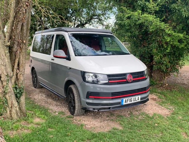 Annie  – 2 berth Volkswagen bus from 2016