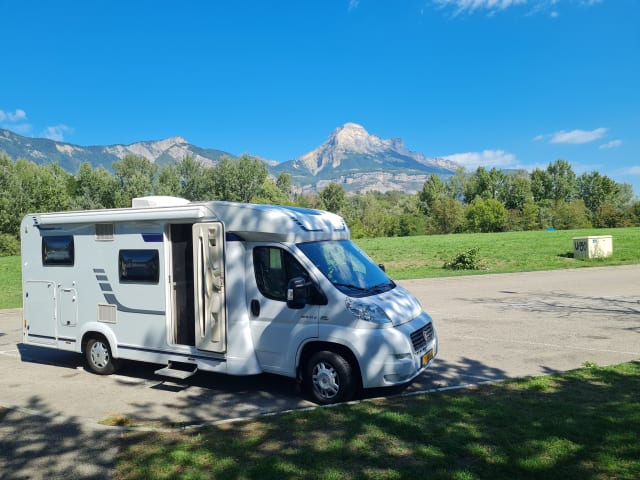 Camper semi-integrato completo 3p