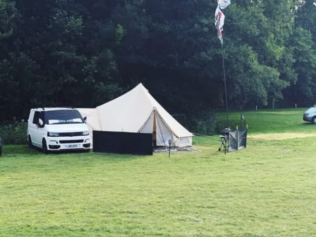 Vivien The Camper – VW Camper mit luxuriöser Einfahrtsmarkise und Holzofen