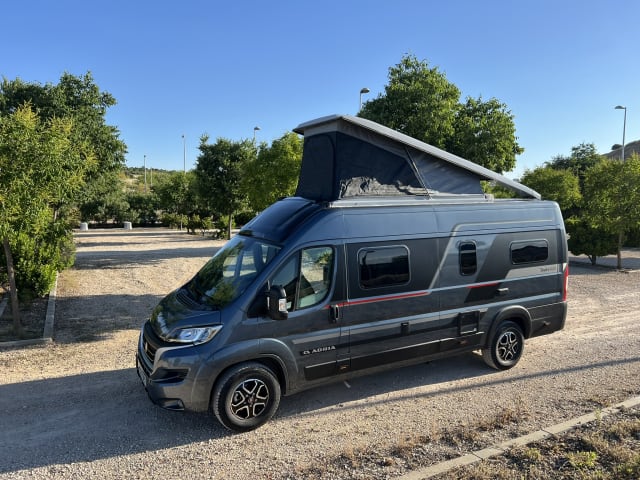 Adria – Camping-car Adria SuperDeLuxe 4 personnes (2024) à Madrid