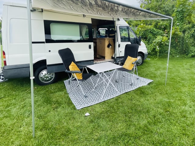 Betsy – Bus camper with long double bed!