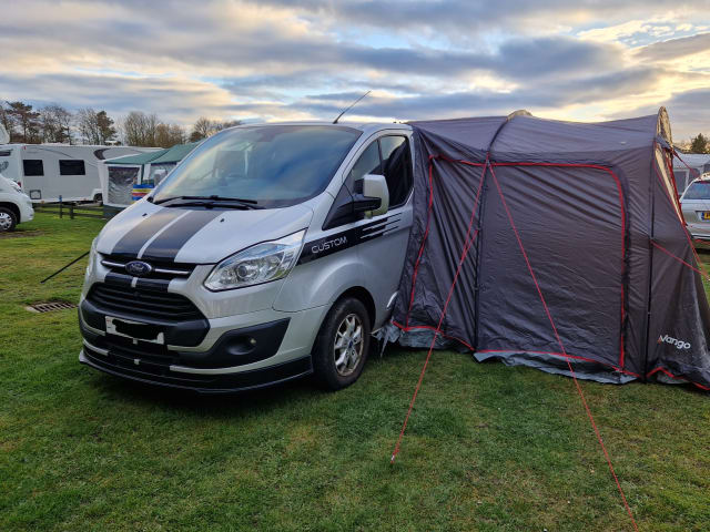 2 posti letto Ford camper personalizzato + extra 2 possono dormire in tendalino