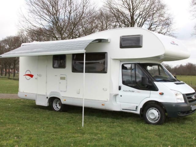 Camping-car familial spacieux et meublé avec lits superposés et climatisation