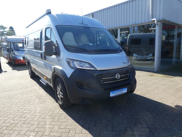 Luxury CARADO VLOW (Hymer) with E-bike lift. Automatic, 150HP