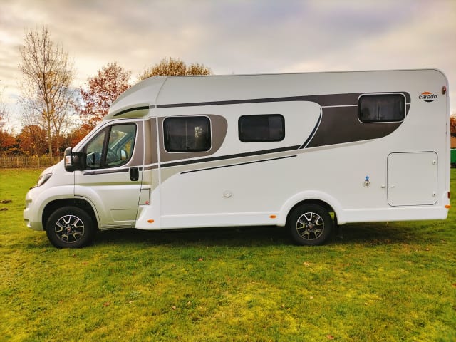 B45 – From 2022!! Good new 4 pers. camper with longitudinal beds and pull-down bed