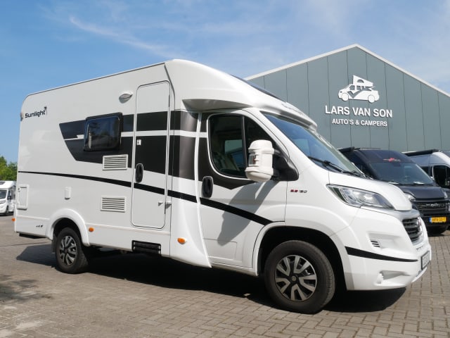 Sunlight T58, Compact 6-meter Semi-Integrated with French bed!