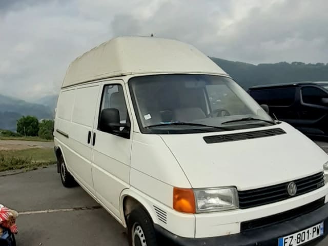 Laus40150 – Furnished T4 van rental