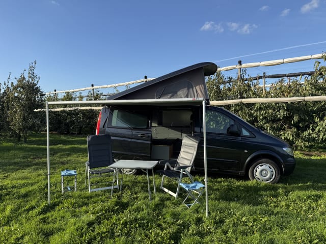 2p Mercedes-Benz campervan uit 2006