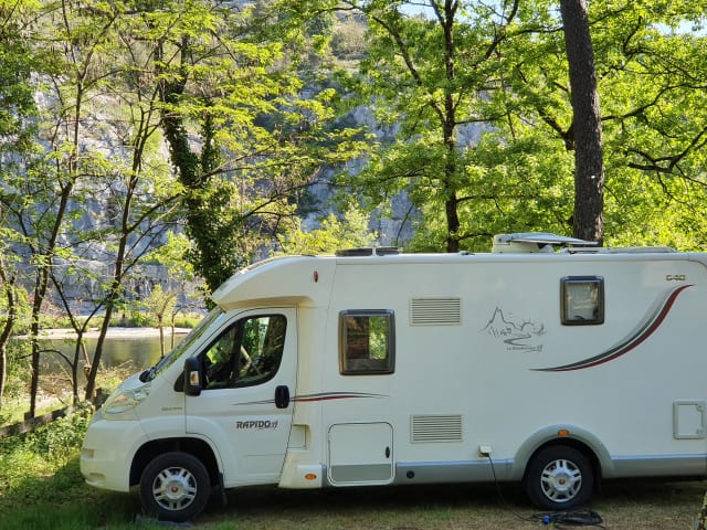 Prachtige luxe en compacte (6,40 meter) camper met alles wat je wenst...