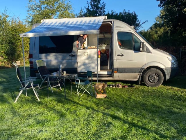 Meddy – 2 persoons ruime Mercedes bus 2009