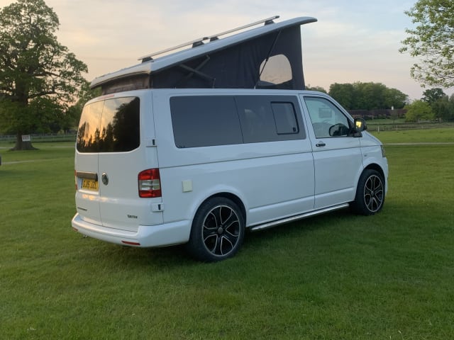 Dora – 4 berth VW Transporter Campervan 