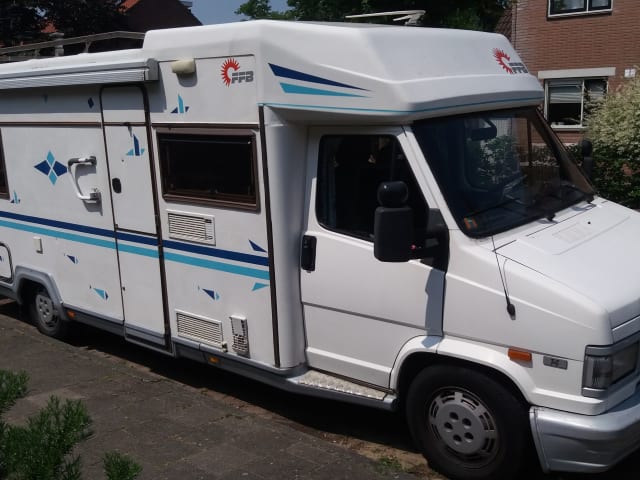 Spacious, strong camper: fixed bed, large carrier (also possibly motor), roof carriers