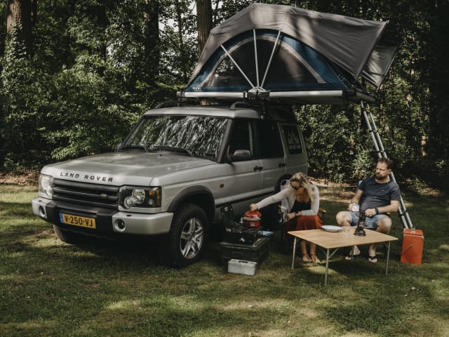 ARVID – Adventure & freedom with a Land Rover with roof tent!