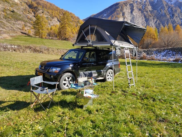 4x4 Mitsubishi Pajero con grande tenda sul tetto