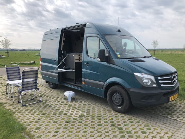 Nieuwe  stoere off-grid Mercedes Sprinter buscamper met lengtebedden