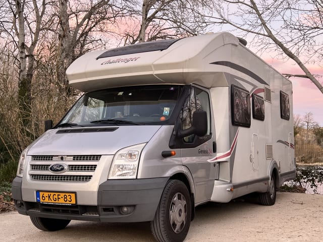 Camping-car semi-intégré pour 4 personnes.