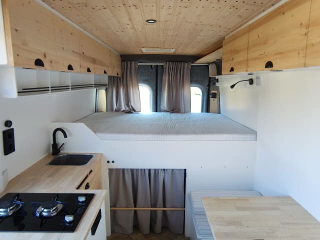 De Kanarie 🌞  – Gezellige gele camperbus (off-grid!) 