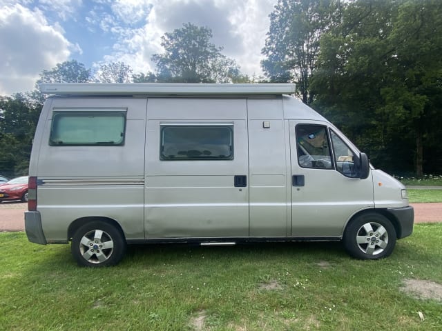 Albano – 2p Fiat campervan uit 2001