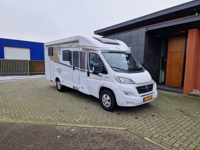 Campercomfort Luxury and New Camper Carado T337 (1)